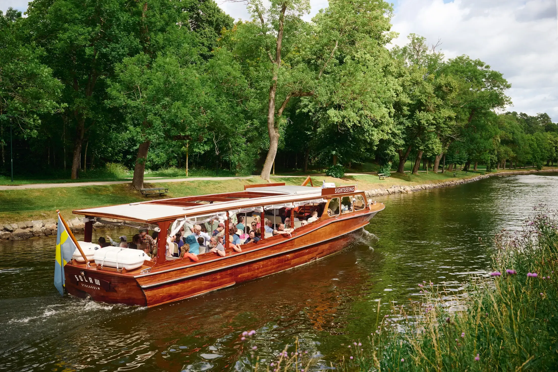 Skärgårdstur klassisk träbåt i Djurgårdskanalen