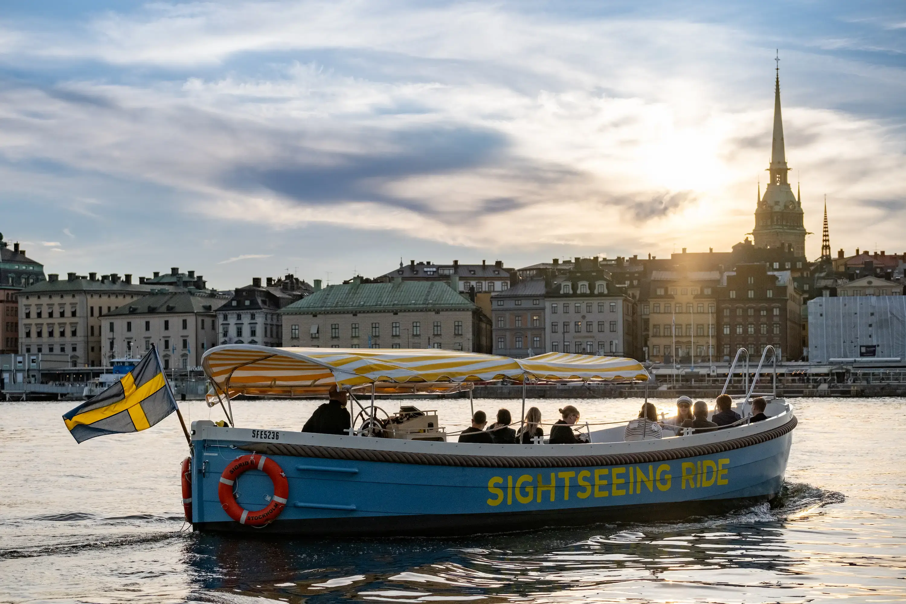 Boat tour passing along Östermalm
