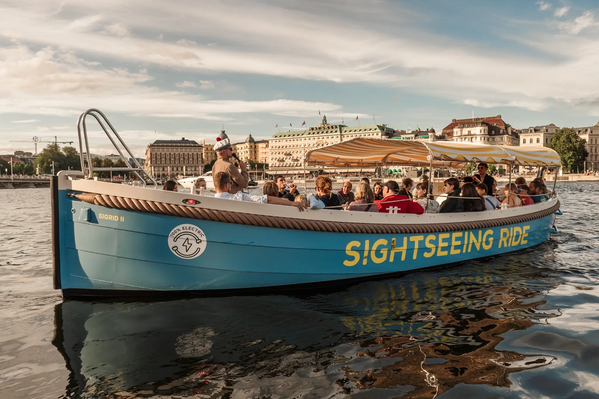 Sightseeing-turbåt vid kaj
