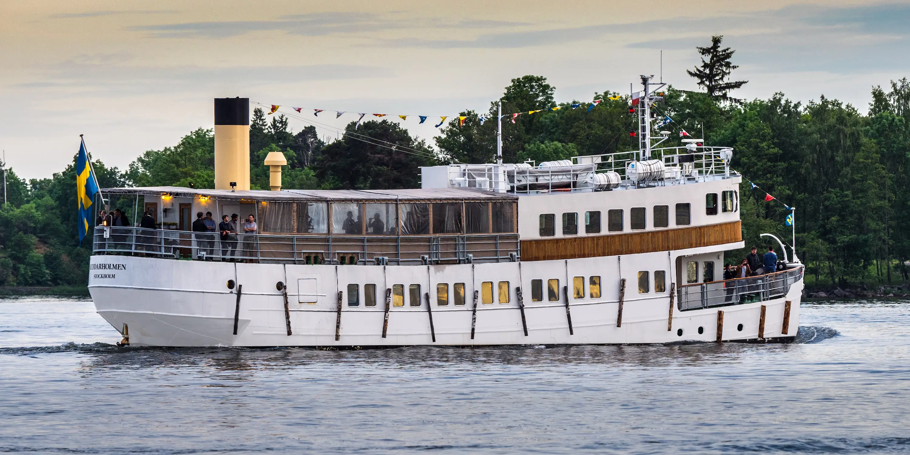 Träbåt på väg mot Stockholms skärgård