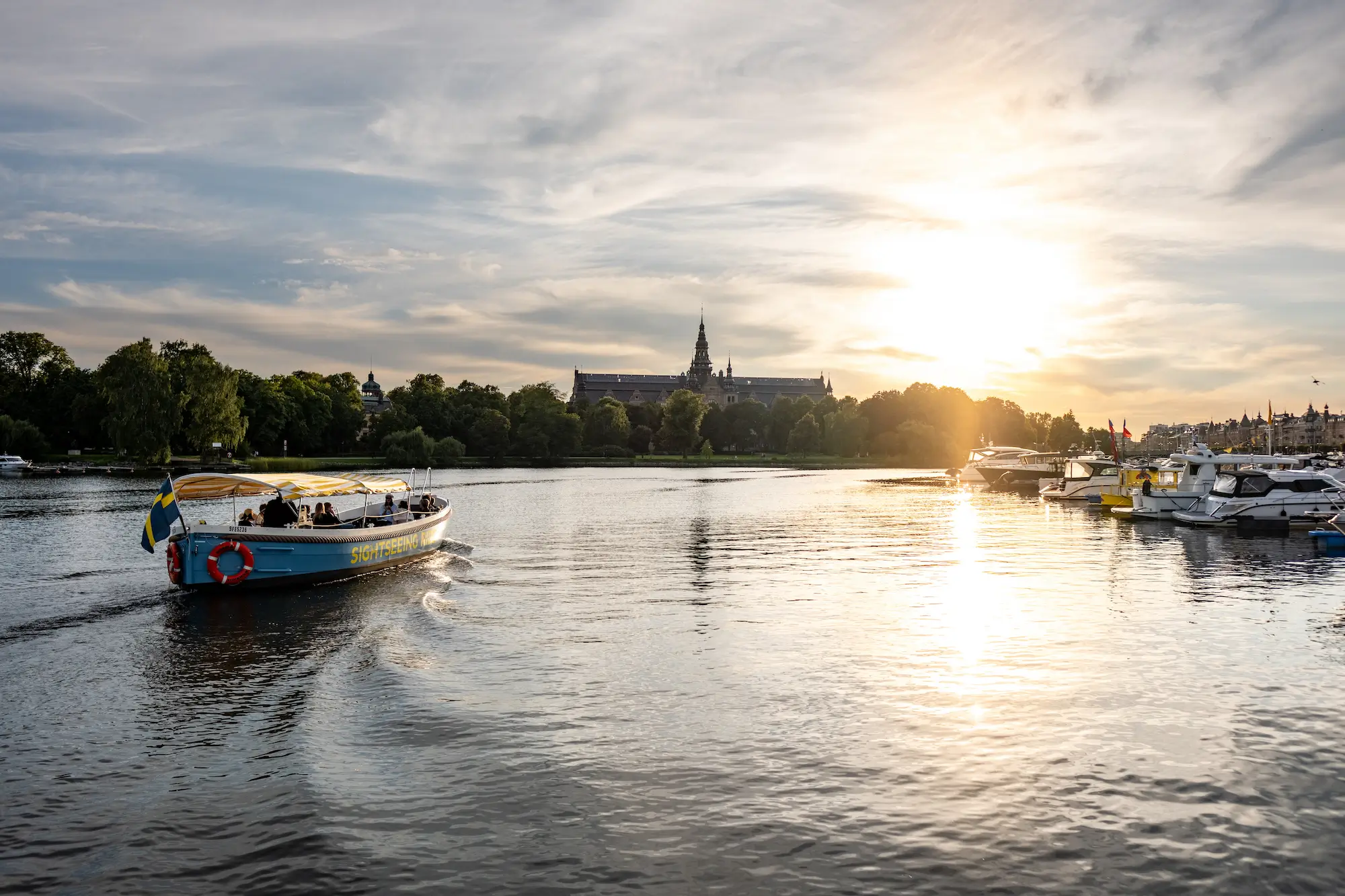 Träbåt vid solnedgång – hållbar sightseeing i Stockholm